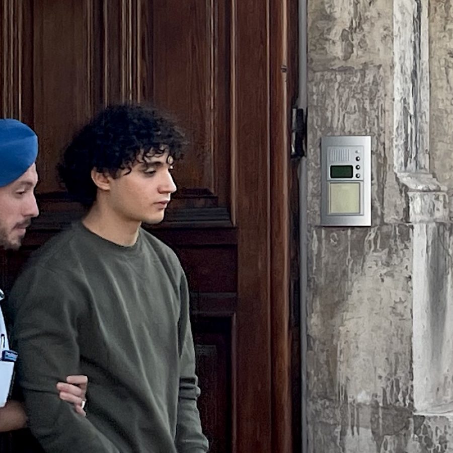 Sohaib Teima fuori dal tribunale di Aosta