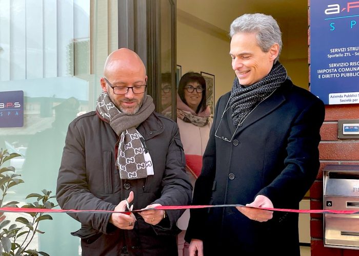 L'inaugurazione dei nuovi sportelli Aps. A sx il presidente Matteo Fratini ed il sindaco di Aosta Gianni Nuti