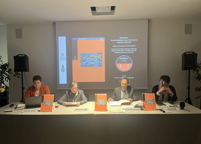 Da sinistra Alessandra Armirotti, Cristina De La Pierre, Jean-Pierre Guichardaz e Laura Montani alla presentazione del Bollettino della sovrintendenza Beni e attività culturali