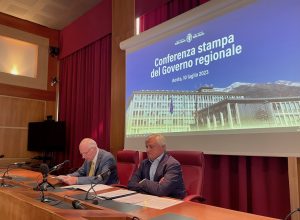 La conferenza stampa di Giunta regionale. Da sx il presidente della Regione Renzo Testoline e l'assessore agli Affari europei Luciano Caveri