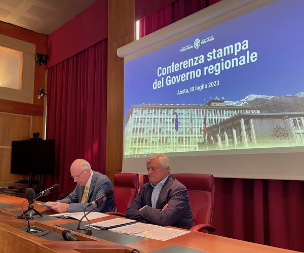 La conferenza stampa di Giunta regionale. Da sx il presidente della Regione Renzo Testoline e l'assessore agli Affari europei Luciano Caveri
