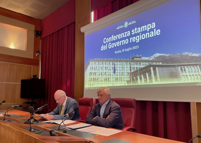 La conferenza stampa di Giunta regionale. Da sx il presidente della Regione Renzo Testoline e l'assessore agli Affari europei Luciano Caveri