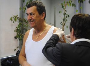Il Commissario dellUsl Angelo Pescarmona si fa vaccinare