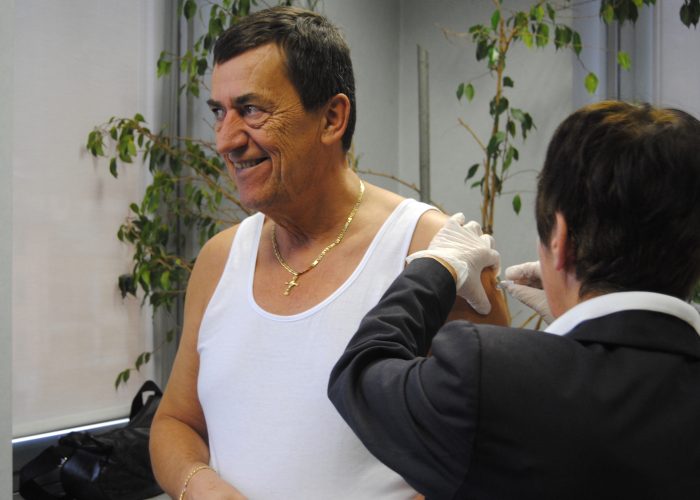 Il Commissario dellUsl Angelo Pescarmona si fa vaccinare