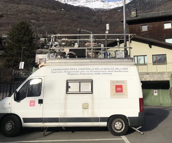 Il laboratorio mobile di Arpa al Villair di Quart