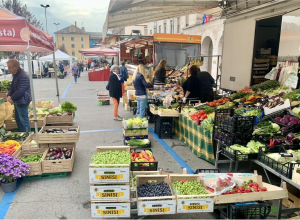 Il mercato di quartiere in piazza della Repubblica alle