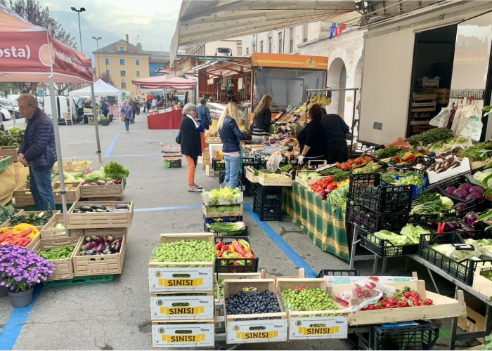 Il mercato di quartiere in piazza della Repubblica alle