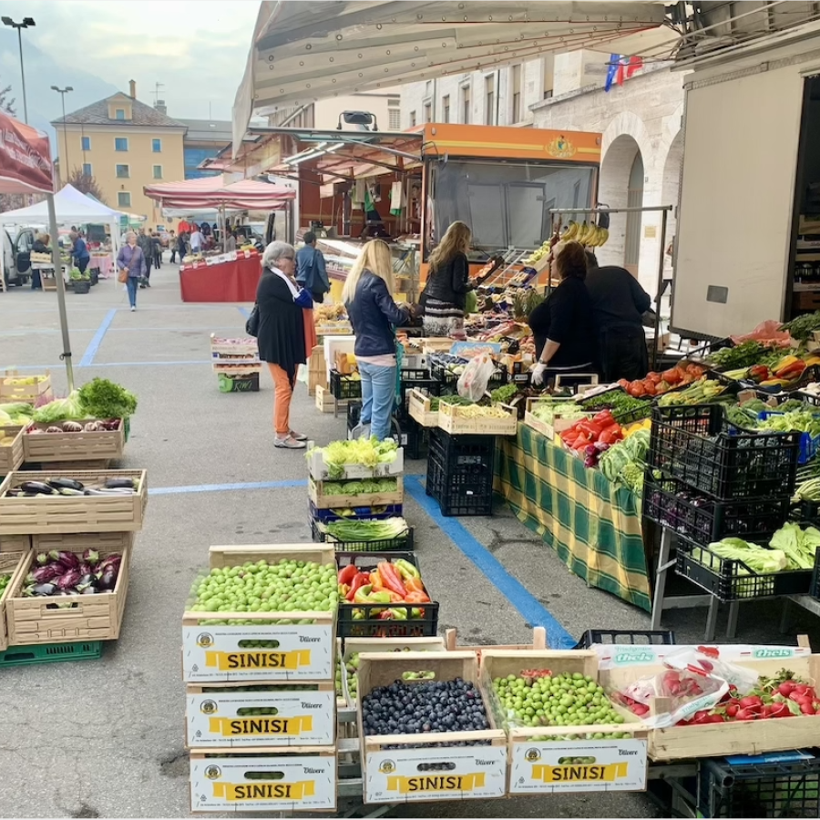 Il mercato di quartiere in piazza della Repubblica alle