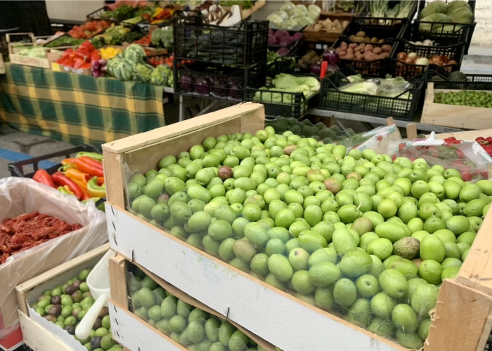 Il mercato di quartiere in piazza della Repubblica alle