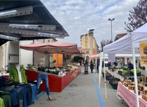 Il mercato di quartiere in piazza della Repubblica