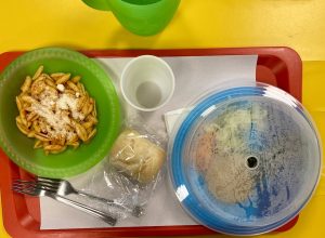 Il pranzo alla mensa scolastica delle Einaudi