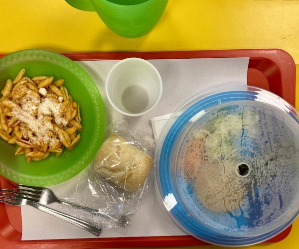 Il pranzo alla mensa scolastica delle Einaudi