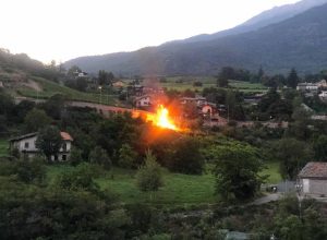 L'incendio che sta impegnando i Vigili del fuoco.