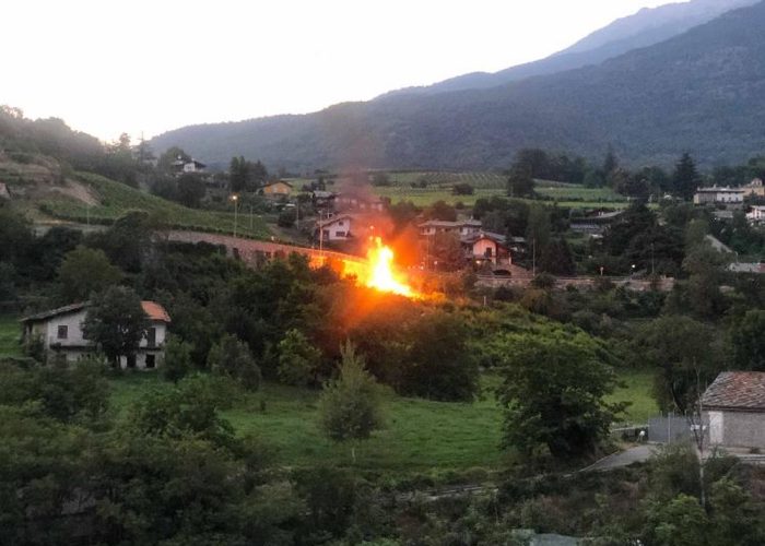 L'incendio che sta impegnando i Vigili del fuoco.