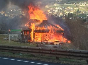 La costruzione in fiamme.