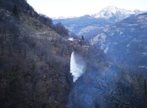 Lo spegnimento dell'incendio a Lillianes.