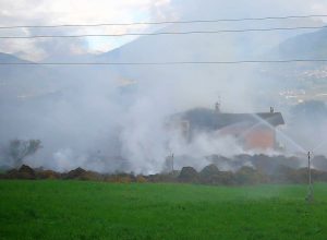 L'incendio a Pollein fotografato in mattinata