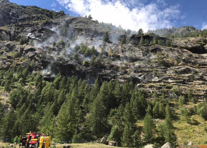 Le squadre al lavoro sull'incendio.