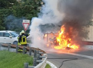 L'auto in fiamme a Pont-Saint-Martin.