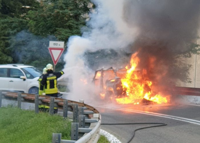 L'auto in fiamme a Pont-Saint-Martin.