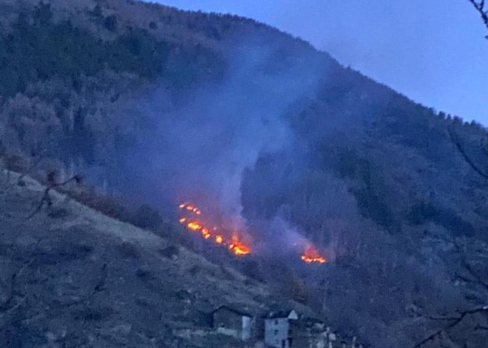 Incendio boschivo a Quart