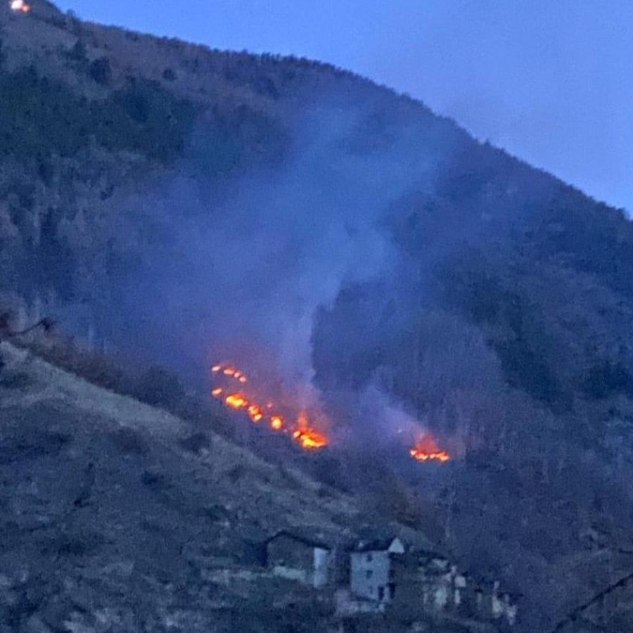 Incendio boschivo a Quart