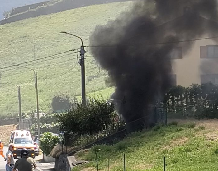 L'auto in fiamme nel garage di Arpuilles