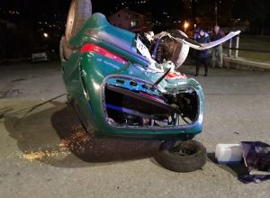 La Fiat Seicento capovolta.