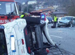 La Citroen rovesciata dopo lo schianto.