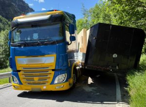 Il distacco del rimorchio del camion a Cervinia