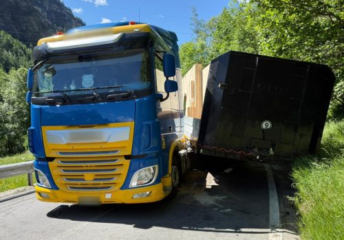 Il distacco del rimorchio del camion a Cervinia