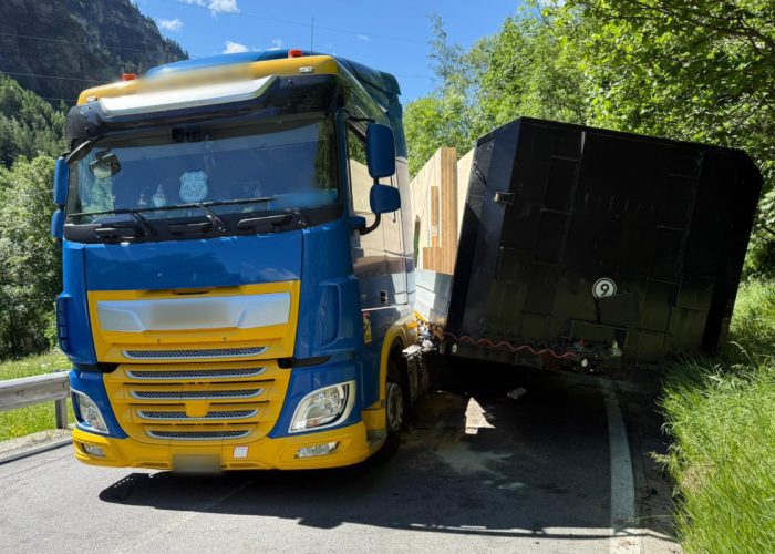 Il distacco del rimorchio del camion a Cervinia