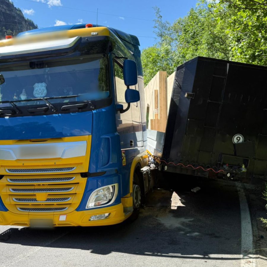 Il distacco del rimorchio del camion a Cervinia