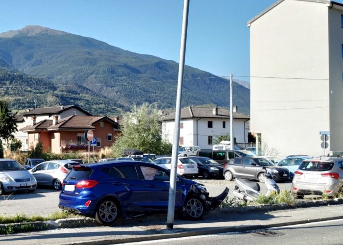 L'auto in via Binel.