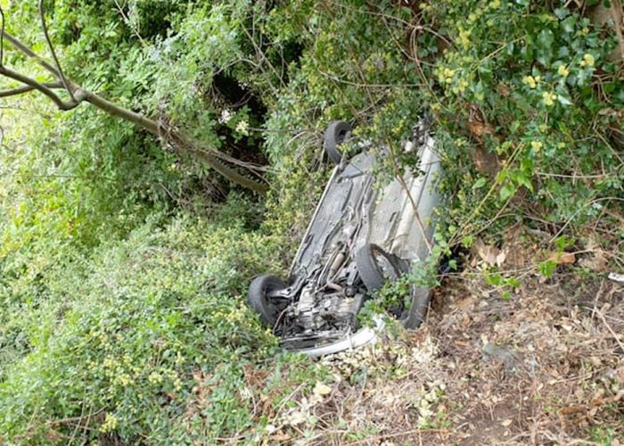 L'auto capovolta (foto Vigili volontari Pont-Saint-Martin).