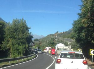 La coda lungo la Statale 26.