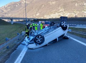 L'autovettura capovolta sull'A5.