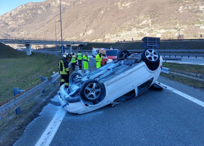 L'autovettura capovolta sull'A5.