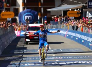Jonas Vingegaard vince a Pila in Valle d'Aosta Foto Andrea Cozza