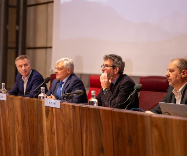 L'Assessore Caveri con i responsabili di Open Fiber durante la presentazione del piano alle imprese valdostane