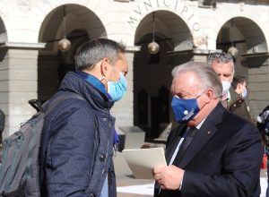 L'Assessore al Turismo e commercio Jean-Pierre Guichardaz ed il Presidente Confcommercio VdA Graziano Dominidiato