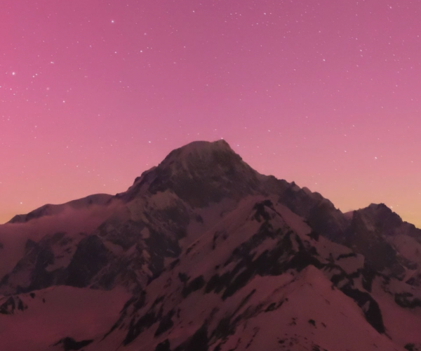 L'Aurora Boreale dietro al Monte Bianco