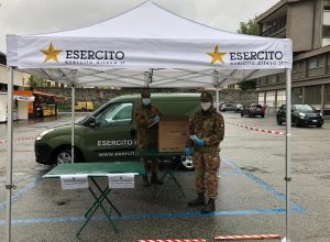 L'Esercito distribuisce le mascherine chirurgiche in piazza Cavalieri di Vittorio Veneto