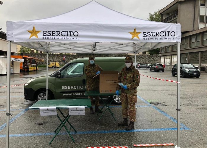 L'Esercito distribuisce le mascherine chirurgiche in piazza Cavalieri di Vittorio Veneto