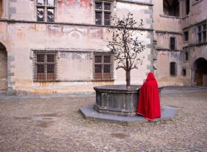 La Maga dal rosso Mantello nel Castello di Issogne