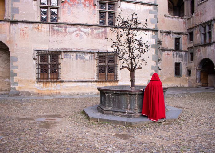La Maga dal rosso Mantello nel Castello di Issogne