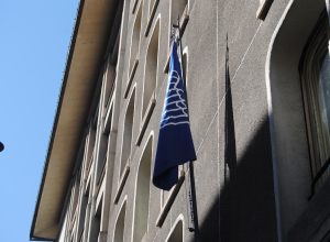 La bandiera di Confindustria in via Conseil des Commis ad Aosta