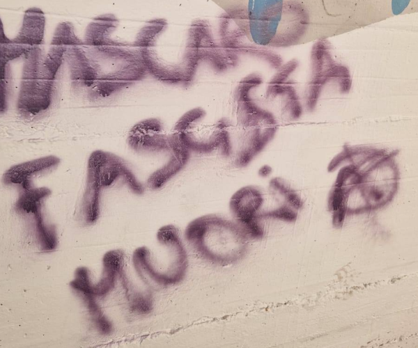 La scritta comparsa sul muro di Saint Pierre