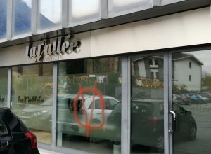 La sede de La Vallée Notizie imbrattata