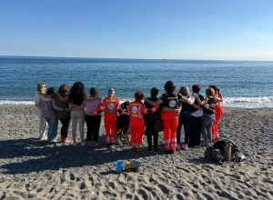 Laura Lazzoni al mare con le amiche